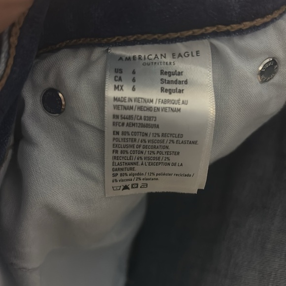 american eagle, low rise, size 6 regular flared jean. - Picture 3 of 3